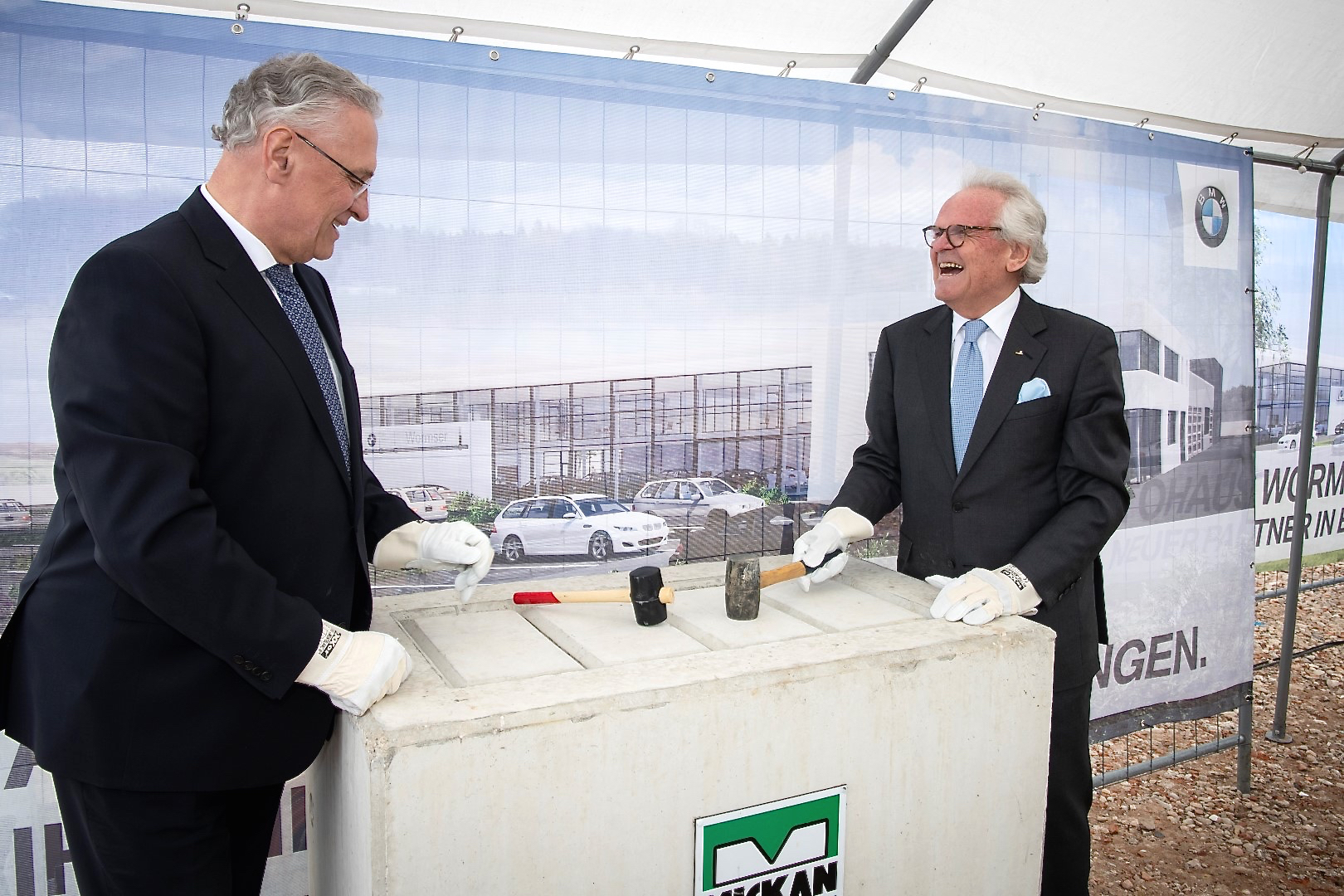 Staatsminister Joachim Herrmann (l.) und Hans Wormser bei der offiziellen Grundsteinlegung in Erlangen-Tennenlohe. Foto: BMW Autohaus Wormser GmbH