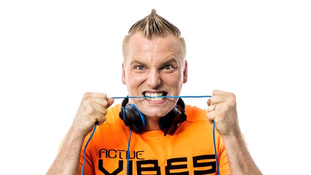 Mit DJ Chris Mega gibt es gehörig was auf die Ohren. | Foto: © Veranstalter