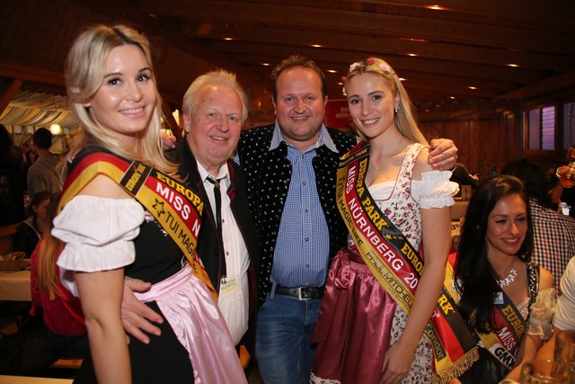 Die Festwirte Jürgen (2.v.li.) und Christian Papert freuen sich auch heuer wieder über ein knallvolles Zelt mit den Malle-Stars auf dem Frühlingsfest. | Foto: © Veranstalter