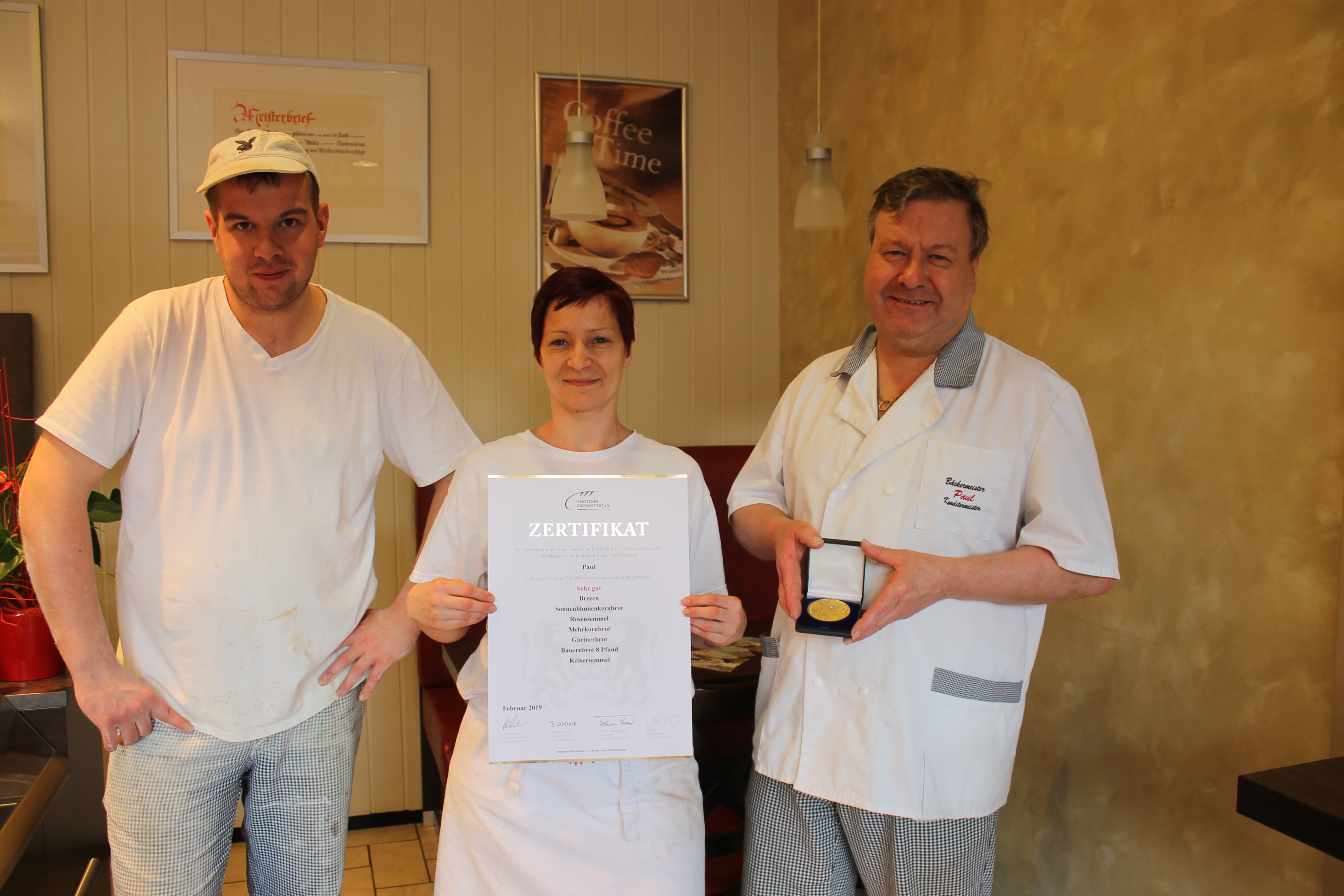 Qualität aus Büchenbach: Bäckermeister Gerhard Paul (r.) und sein Team sind stolz auf die ausgezeichneten Backwaren.