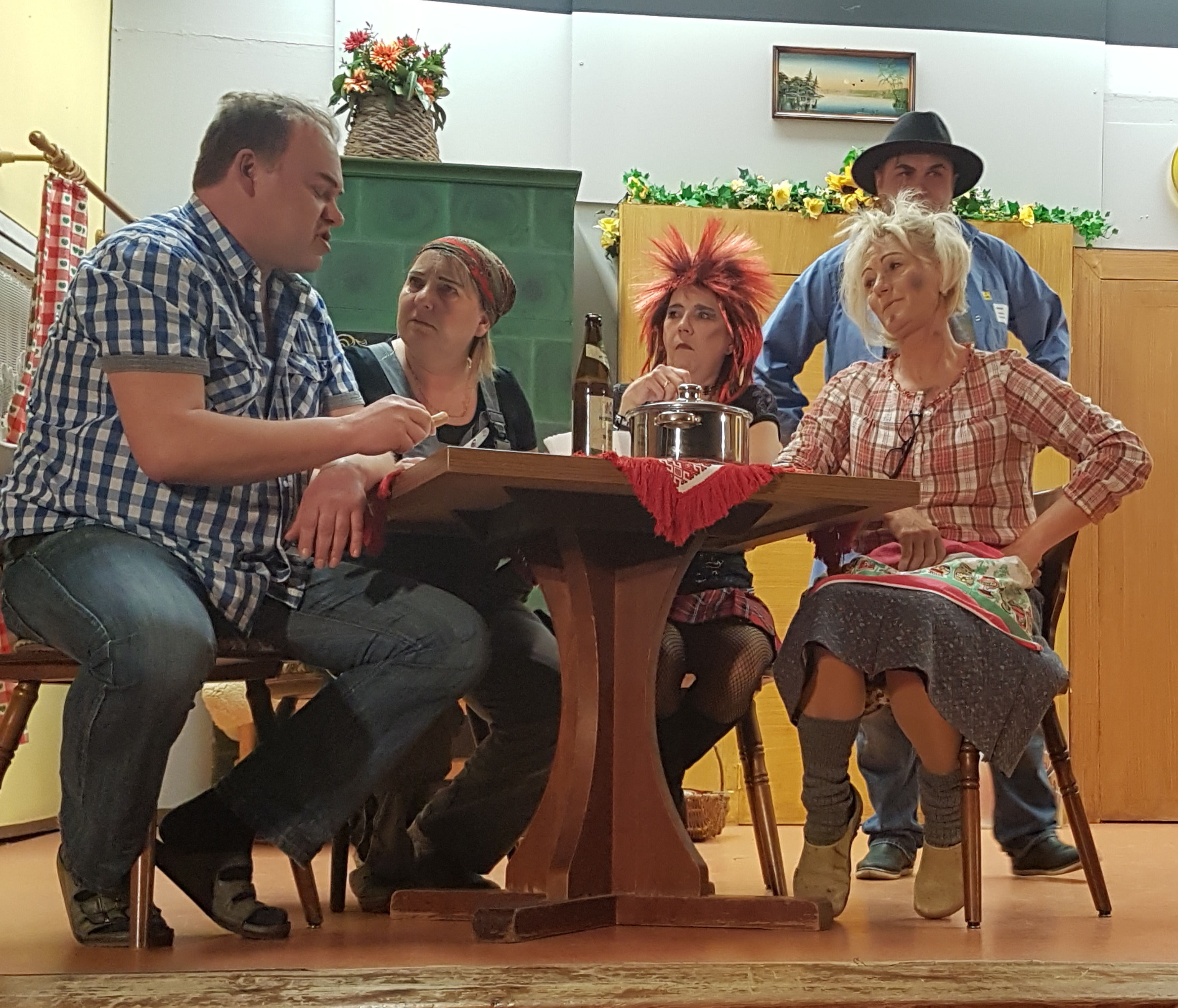 Einen Weg zur Traumfrau mit vielen Hindernissen brachten die Theaterspieler des 1. FC Schwand auf die Bühne.
