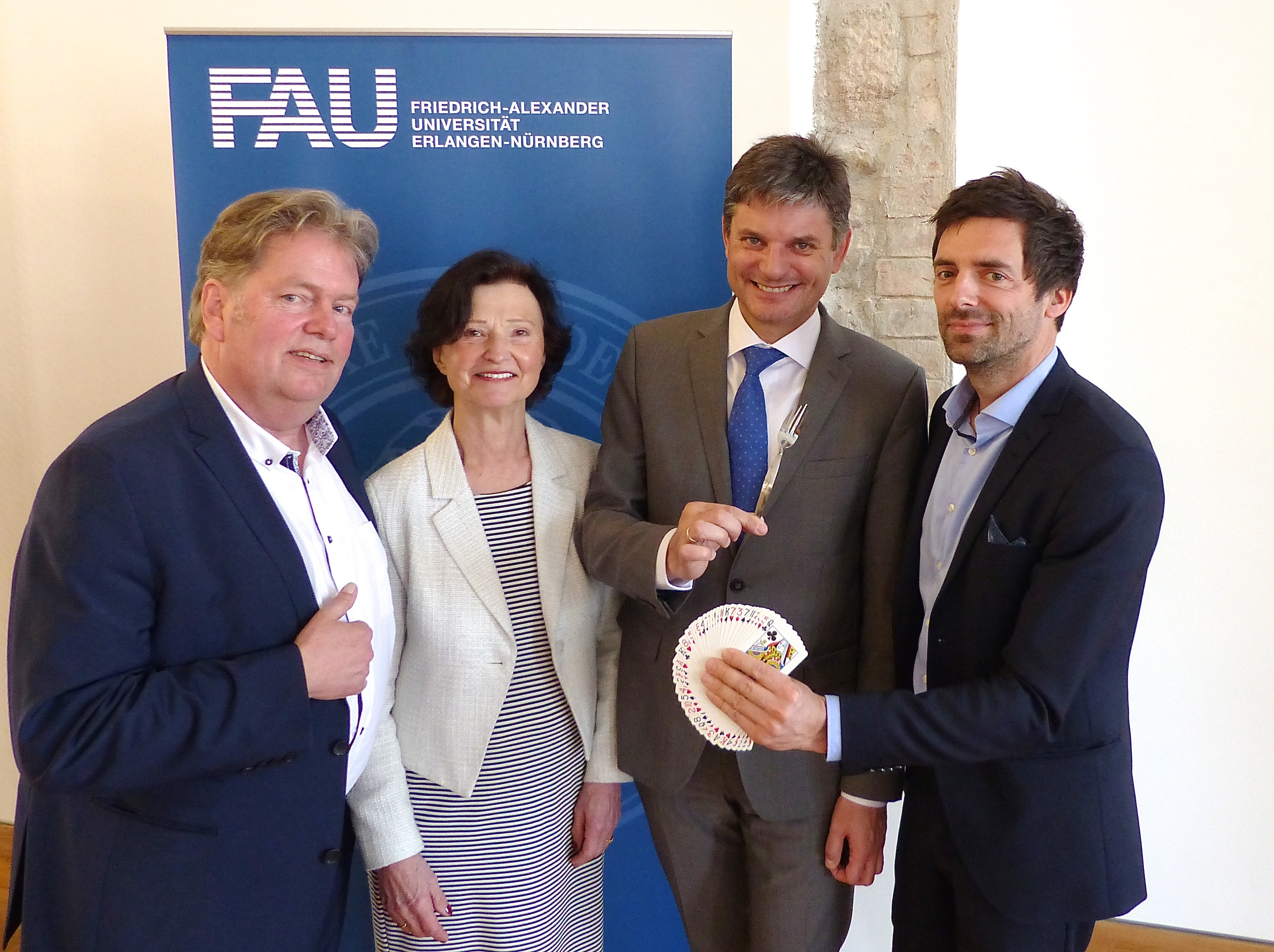 Ernst Stäblin (l.) übernimmt das Organisations-Zepter heuer von Ursula Ertl. Danny Ocean (r.) hat FAU-Präsident Joachim Hornegger derweil schon von seinen magischen Fähigkeiten überzeugt. Foto: © Uwe Müller