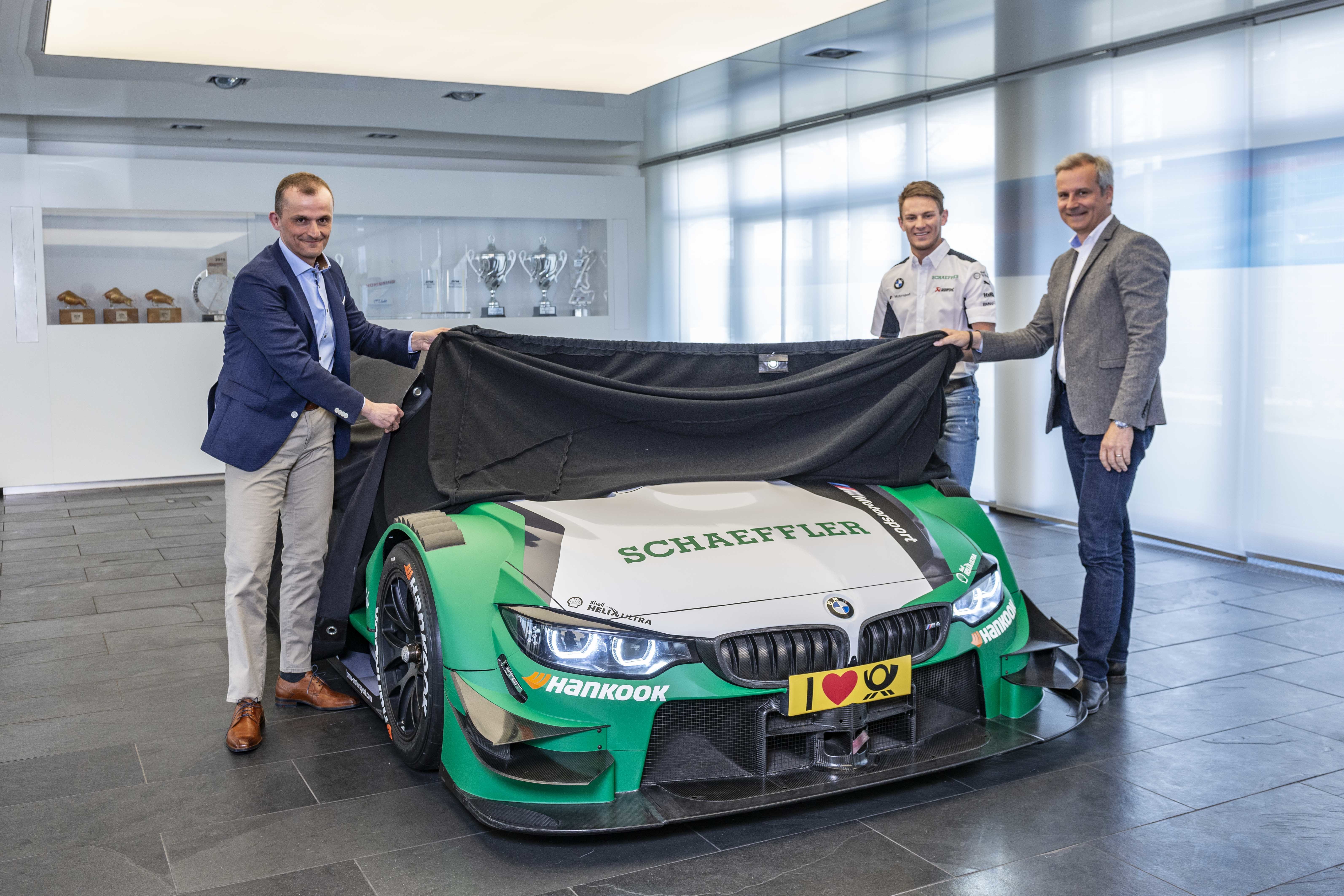 Matthias Zink, Vorstand Automotive OEM Schaeffler (links) und BMW Motorsport Direktor Jens Marquardt (rechts) freuen sich gemeinsam mit BMW DTM-Fahrer Marco Wittmann (Mitte) auf die zukünftige Zusammenarbeit.
