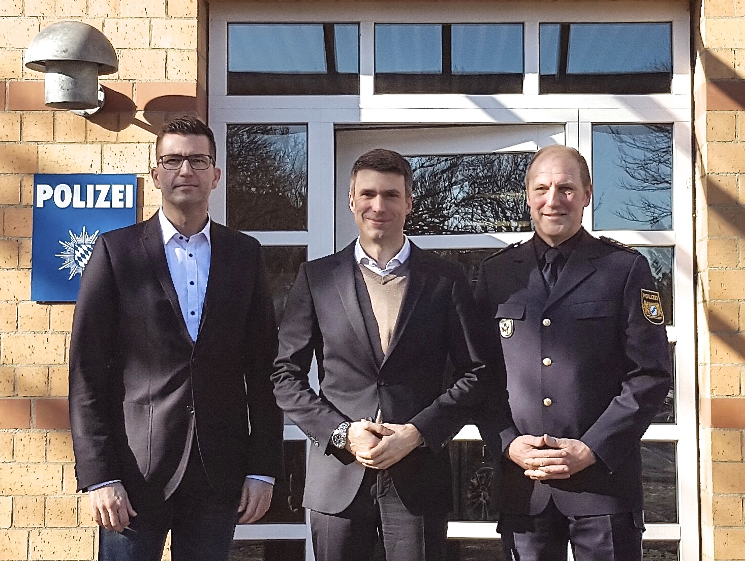 Stefan Müller beim Besuch der Polizeiinspektion und Kriminalpolizeiinspektion Erlangen. Im Bild mit den Dienststellenleitern PI Peter Kreisel (r.) und KPI Heinz Hanisch (l.). Foto: © Michael Zuber