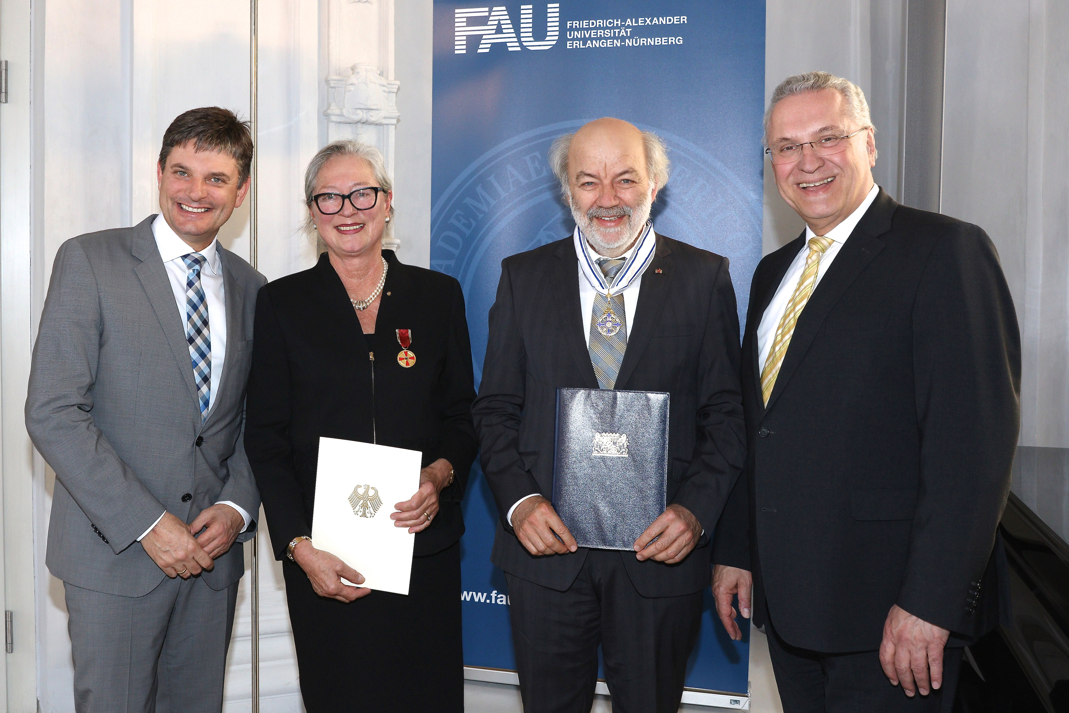 Joachim Herrmann (r.) und FAU-Präsident Prof. Dr. Joachim Hornegger (l.) mit Katharina Kempe und Prof. Dr. Gerhard Leuchs. Foto: © Kurt Fuchs