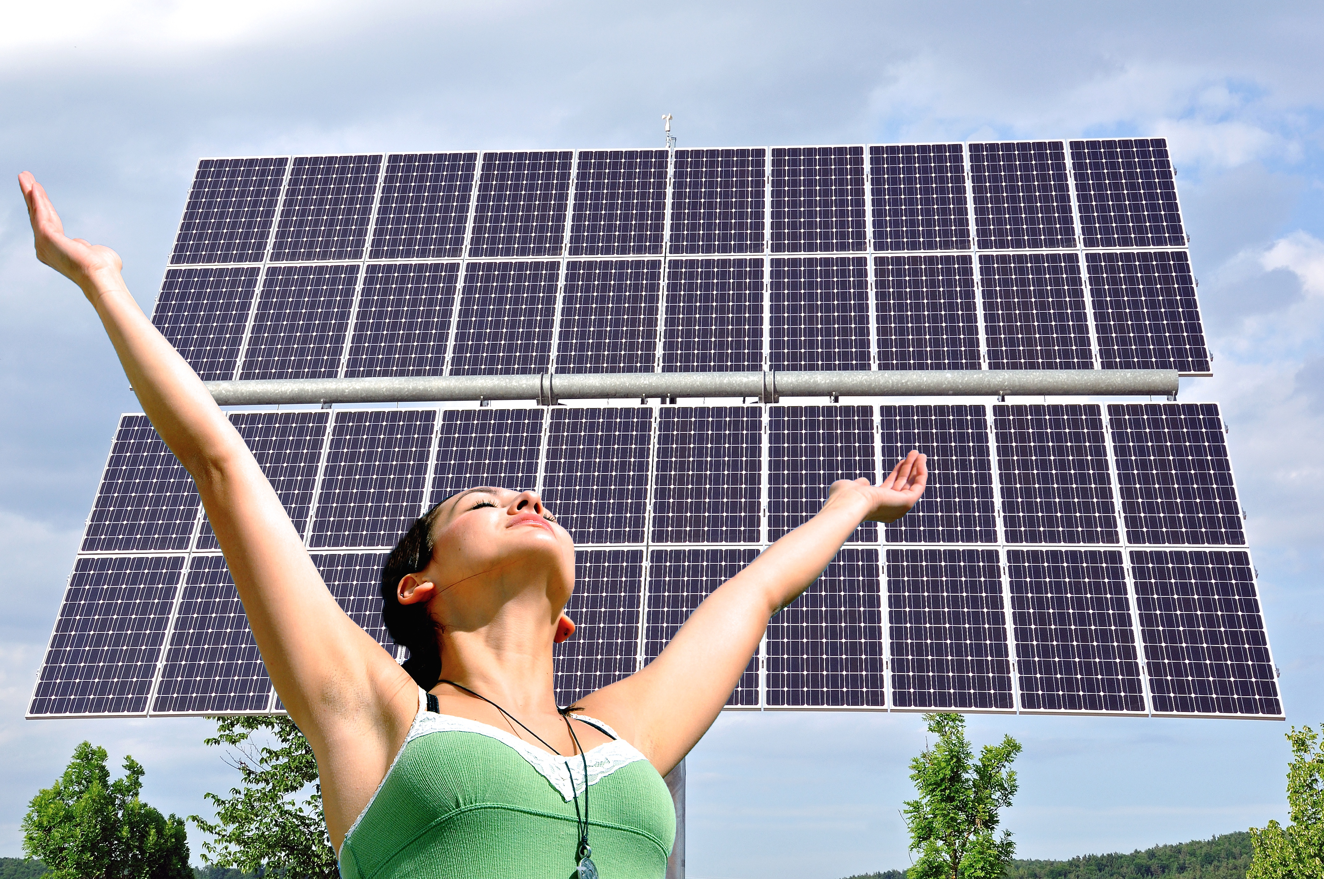 Nicht nur an Gebäuden lohnt sich das Sparen von Energie, sondern auch ganz generell. Photovoltaik-Anlagen sind ein klassisches Beispiel und vor allem vielseitig einsetzbar. Solcherlei Umweltbewusstsein zahlt sich oft in klingender Münze aus.
Foto: © photo 5000 / Fotolia.com