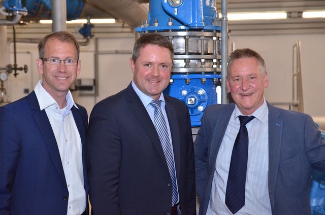 infra-Geschäftsführer Marcus Steurer, 1. Bürgermeister des Marktes Cadolzburg, Bernd Obst und Oberbürgermeister der Stadt Fürth und infra-Aufsichtsratsvorsitzender Dr. Thomas Jung (v. li.) nach der Vertragsunterzeichnung im Wasserwerk der infra.�