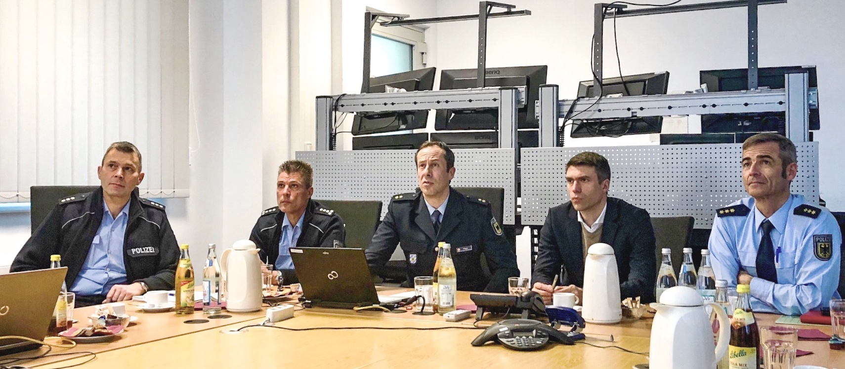 Stefan Müller MdB (2.v.r.), Parlamentarischer Geschäftsführer der CSU im Bundestag, beim Austausch in der Bundespolizeiinspektion Nürnberg. Mit im Bild auch Dienststellenleiter Albert Blersch (r.) und dessen Stellvertreter Florian Paul (3.v.r.).
Foto: © Michael Zuber