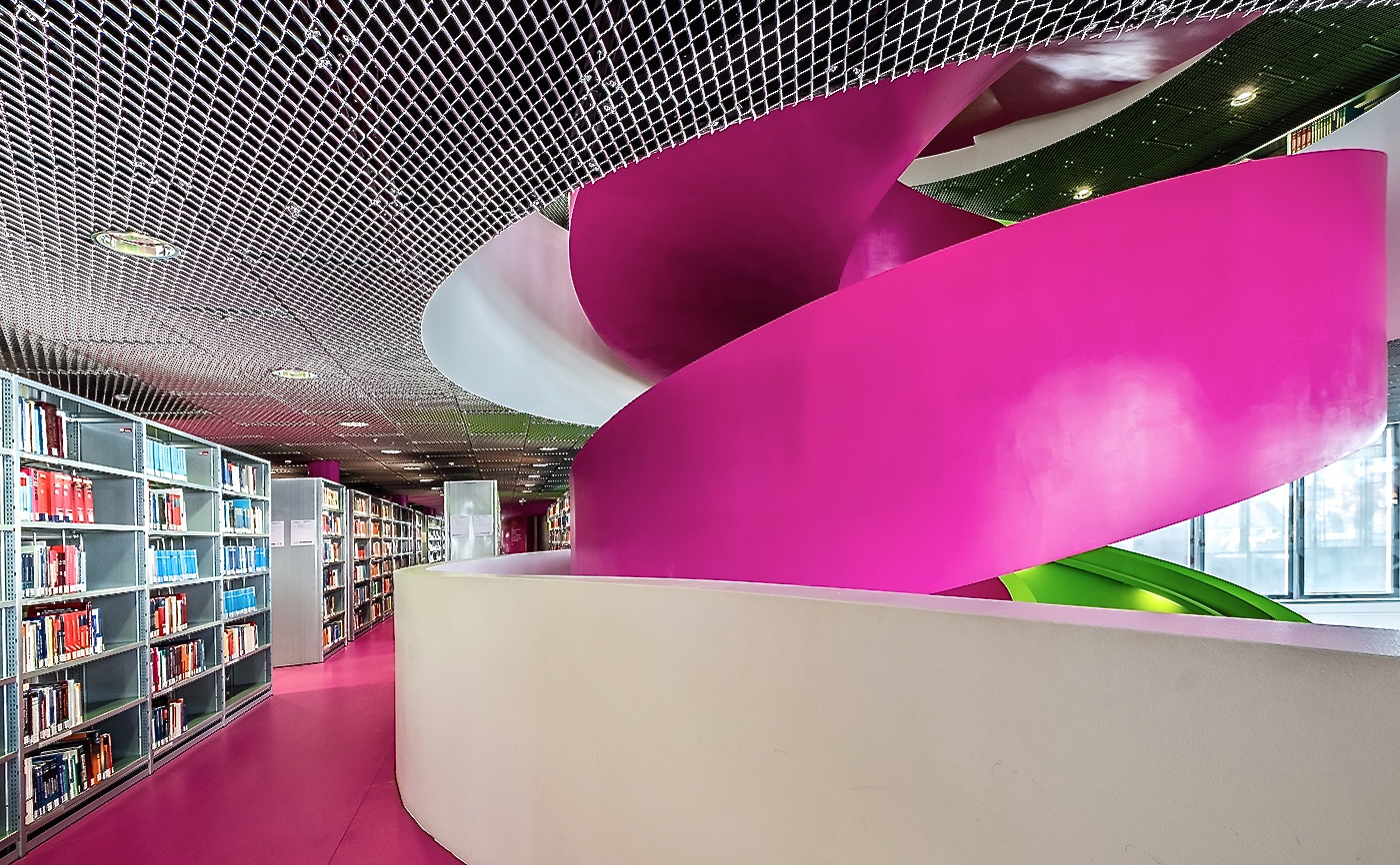 Ulrike Wiese interpretiert mit ihrer Kamera die architektonische Seite von Bibliotheken – hier in Cottbus.
Foto: © Ulrike Wiese