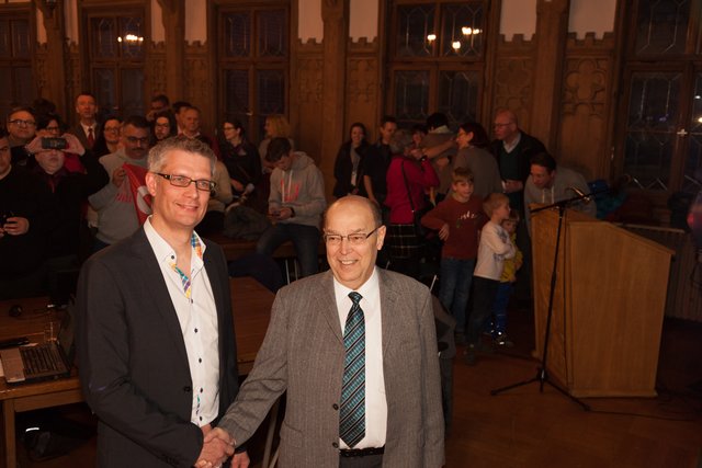 2016: OB Franz Stumpf gratuliert seinem Amtsnachfolger Dr. Uwe Kirschstein zur gewonnenen Stichwahl. | Foto: R. Rosenbauer