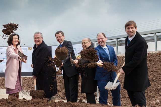 Letzter Spatenstich: Die Arbeiten am Lärmschutzwall der A-73 beginnen. | Foto: Roland Rosenbauer