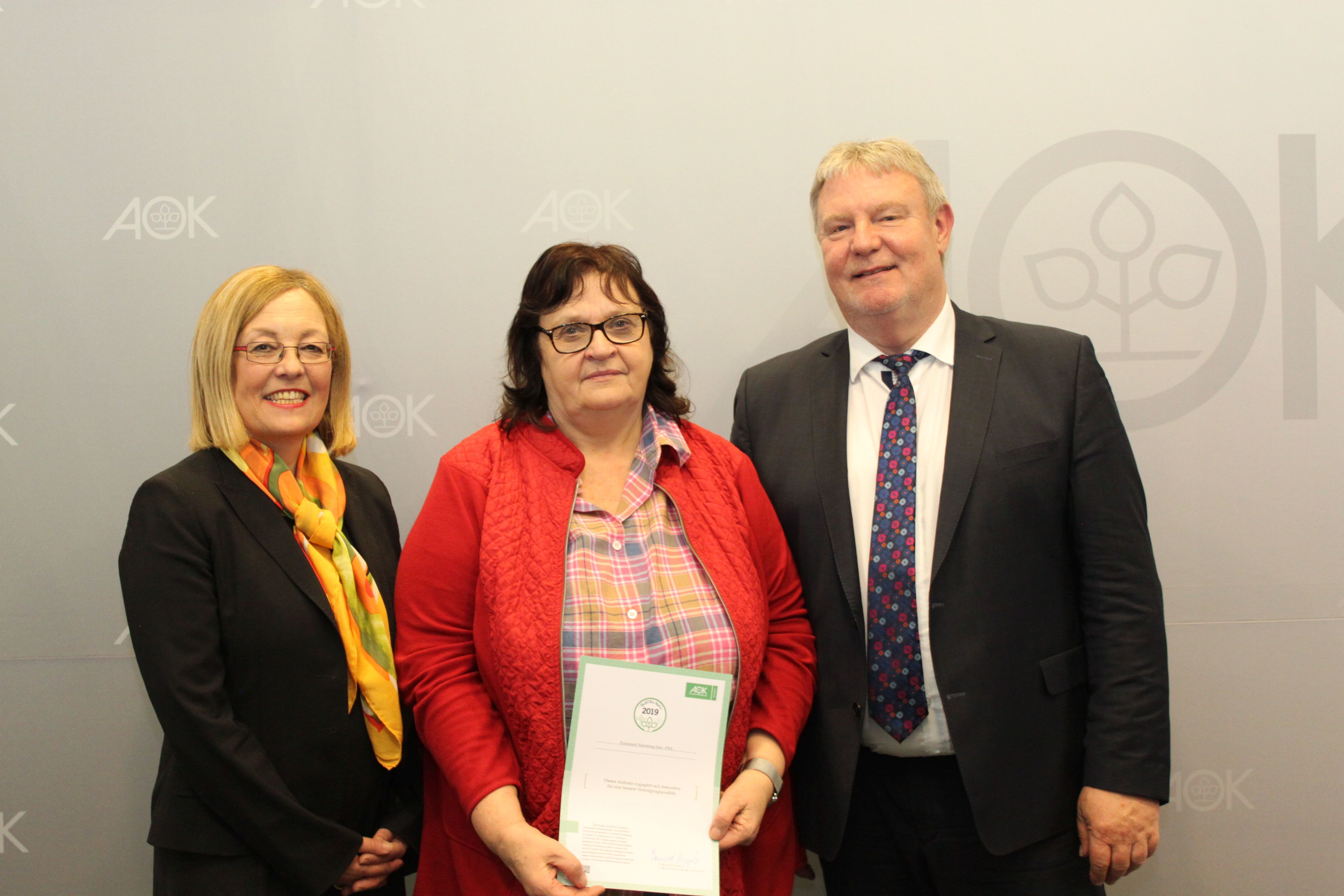 Freuten sich gemeinsam über die QuATRo-Auszeichung: Frau Dr. Irmgard Stippler, Vorstandsvorsitzende der AOK Bayern, Dr. Gisela Jakobs-Bangemann, Netzvorstand des Nürnberger Arztnetzwerkes PNS und Robert Müller, AOK-Direktor in Mittelfranken.