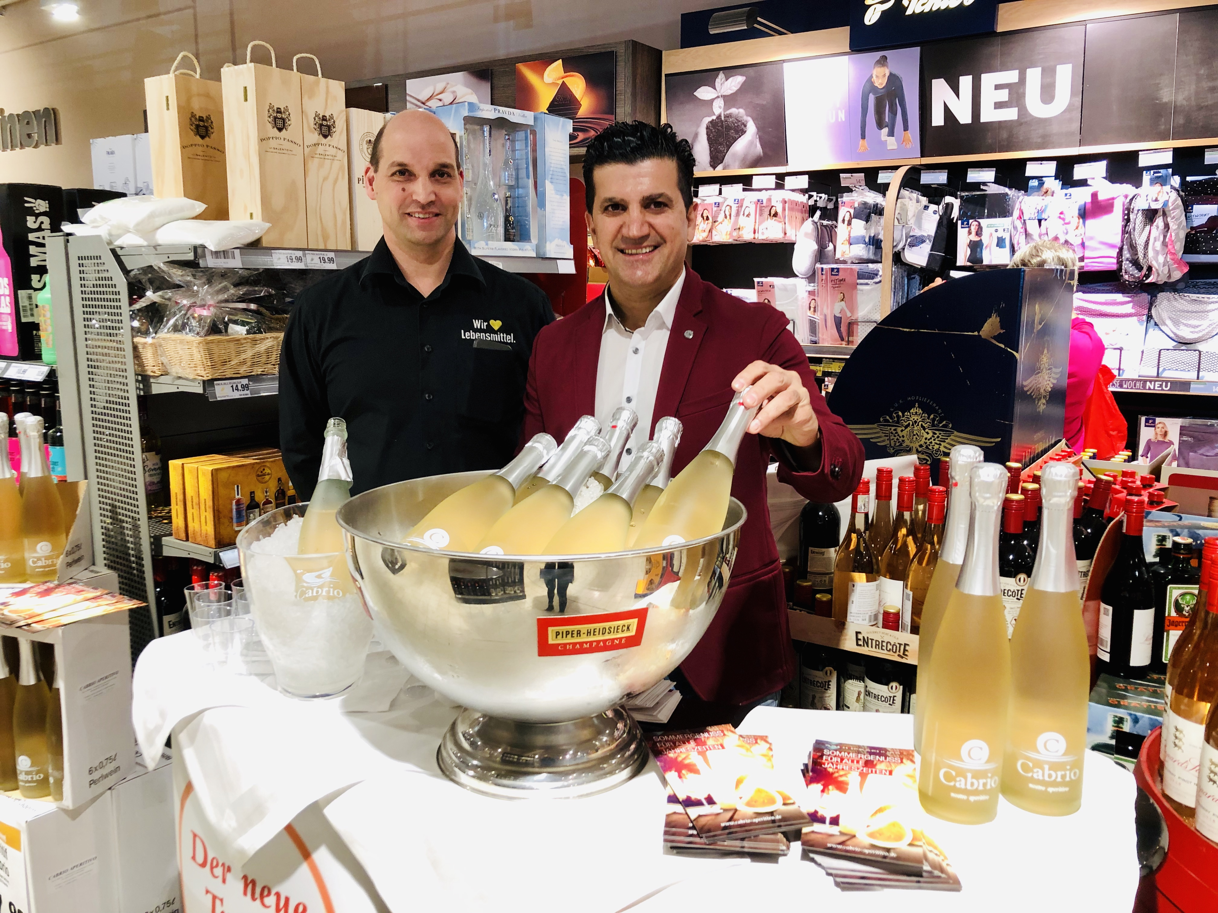 Martin Schätz (links), Chef der E-Center Schätz in Nürnberg und Fürth, nimmt ,,Cabrio" von Adelo Kadir ins Sortiment auf.