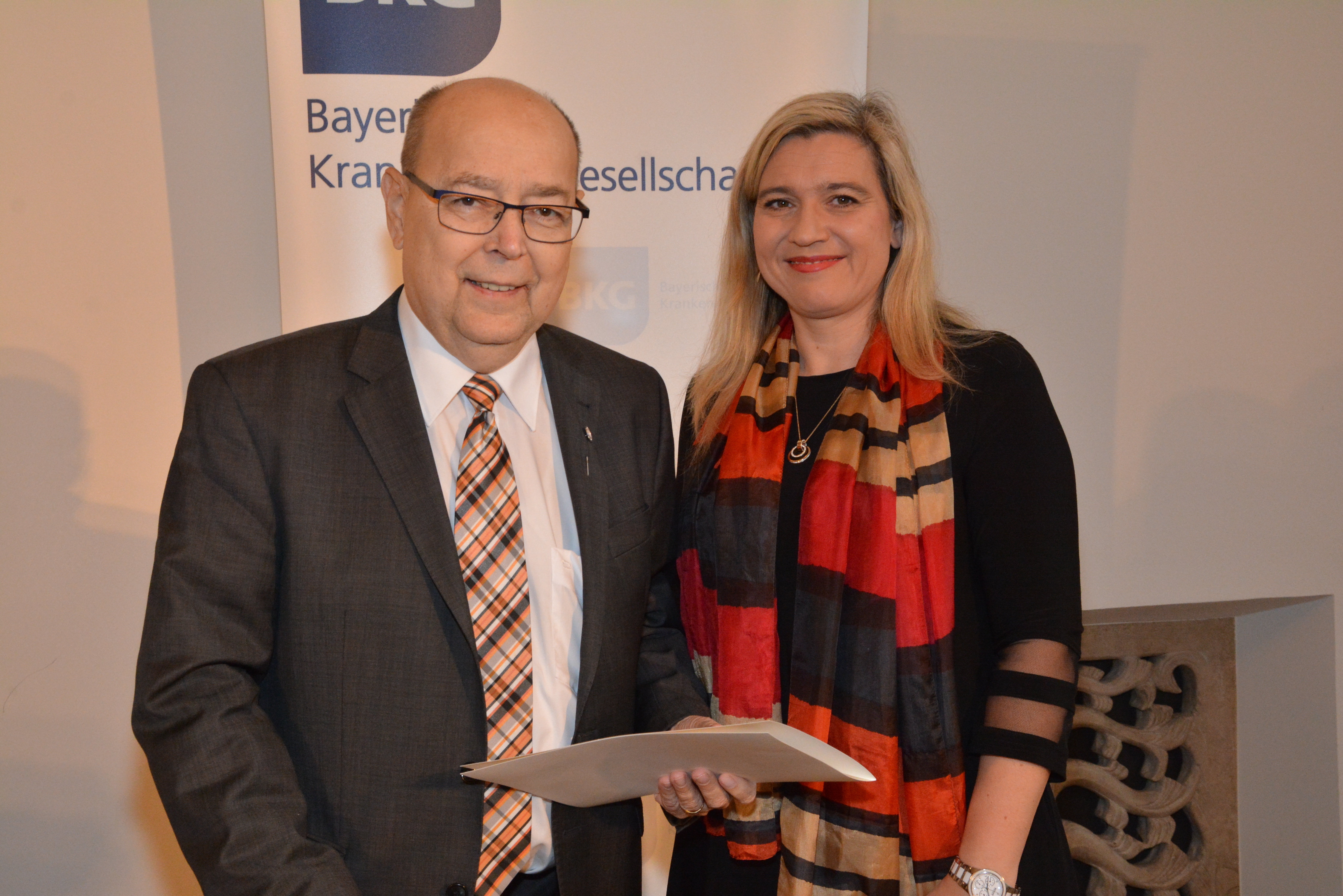 Das Foto mit Gesundheitsministerin Melanie Huml entstand am 14. Dezember 2018 bei der Übergabe der Bayerischen Staatsmedaille für Verdienste um Gesundheit und Pflege an Franz Stumpf in München.