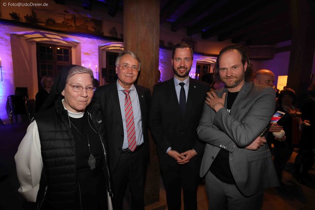 „Heimatpreis Nordbayern“ auf der Nürnberger Kaiserburg (v.l.): Äbtissin Laetitia Fech, Mittelfrankens Polizeipräsident Roman Fertinger, MdL Jochen Kohler und Franken-Tator Kommissar Andreas Leopold Schadt.  | Foto: Udo Dreier