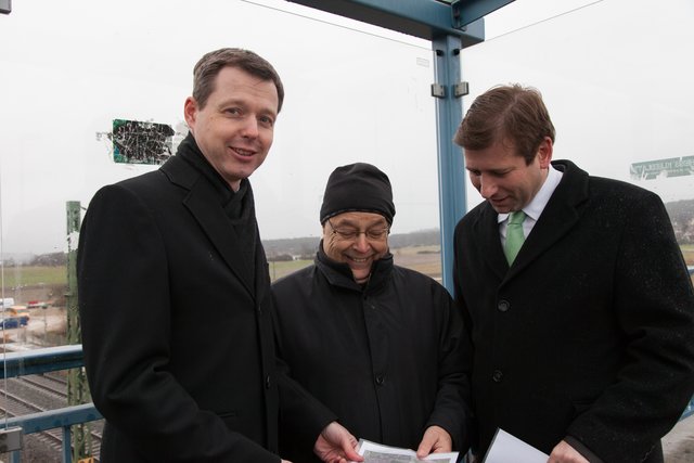 2016: Ortstermin im Regen: Bundestagsabgeordneter Thomas Silberhorn, OB Franz Stumpf und Landrat Hermann Ulm (von links) vor dem künftigen Baugebiet Stampfäcker. | Foto: Roland Rosenbauer
