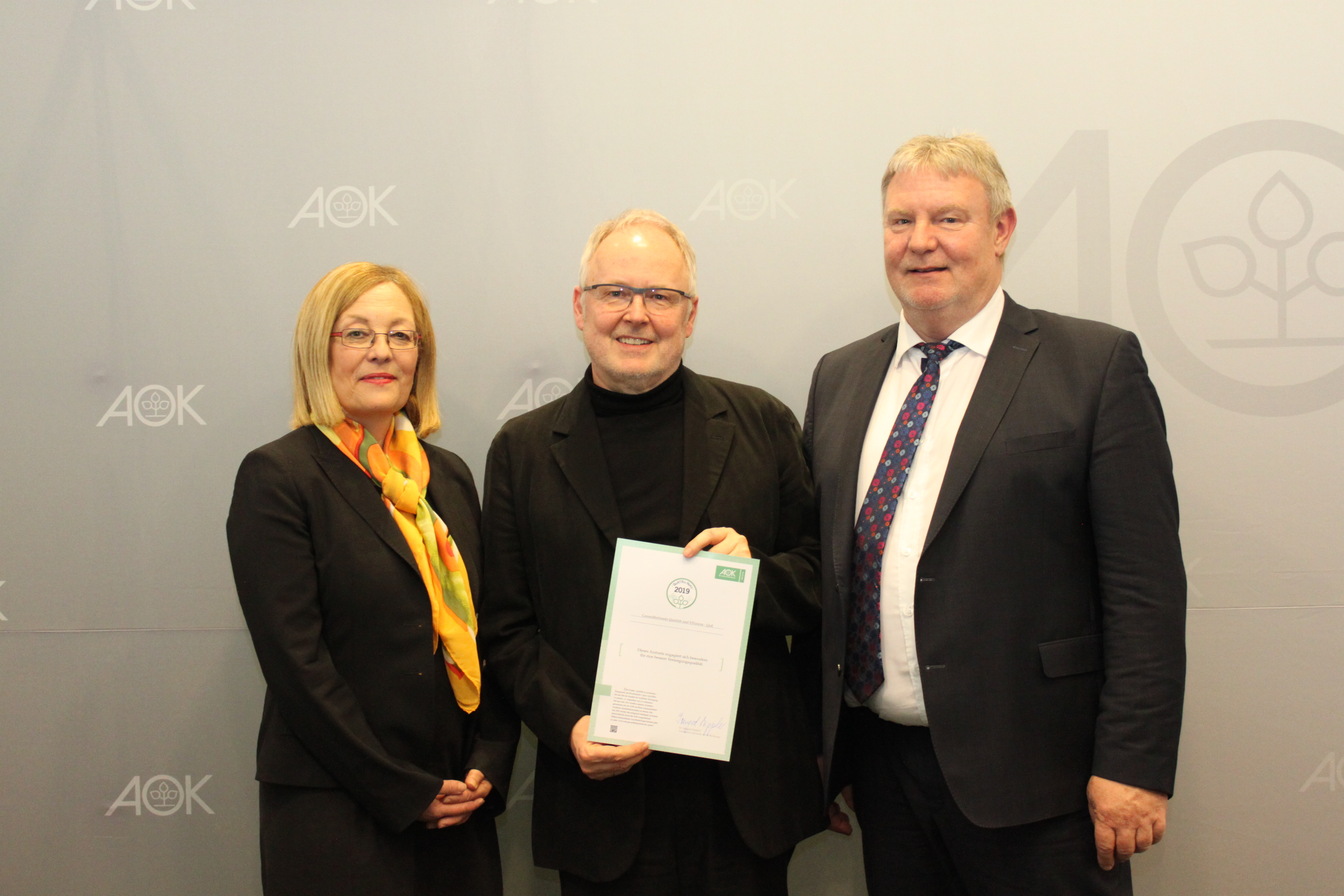 Freuten sich gemeinsam über die QuATRo-Auszeichung: Frau Dr. Irmgard Stippler, Vorstandsvorsitzende der AOK Bayern, Dr. Veit Wambach, Netzvorstand des Nürnberger Arztnetzwerkes QuE und Robert Müller, AOK-Direktor in Mittelfranken.