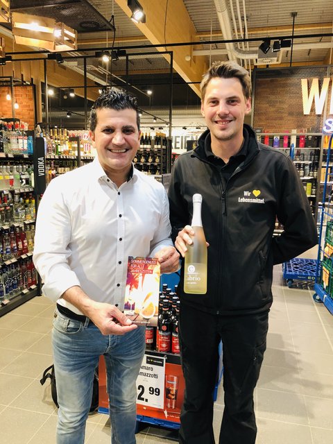 ,,Cabrio"-Erfinder und VIP-Gastronom Adelo Kadir (links) mit Edeka-Schätz-Geschäftsleiter René Martisko.