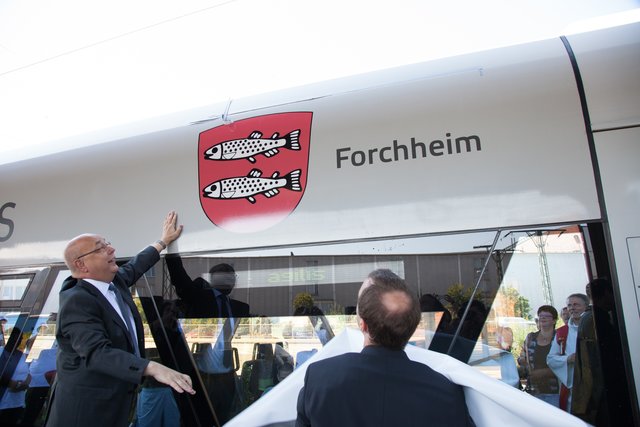 Der Eisenbahnfan Franz Stumpf - hier bei der Taufe eines Agilis-Zuges auf den Namen "Forchheim". | Foto: Roland Rosenbauer