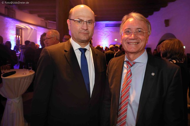 „Heimatpreis Nordbayern“ auf der Nürnberger Kaiserburg: Finanz- und Heimatminister Albert Füracker und Mittelfrankens Polizeipräsident Roman Fertinger.  | Foto: Udo Dreier