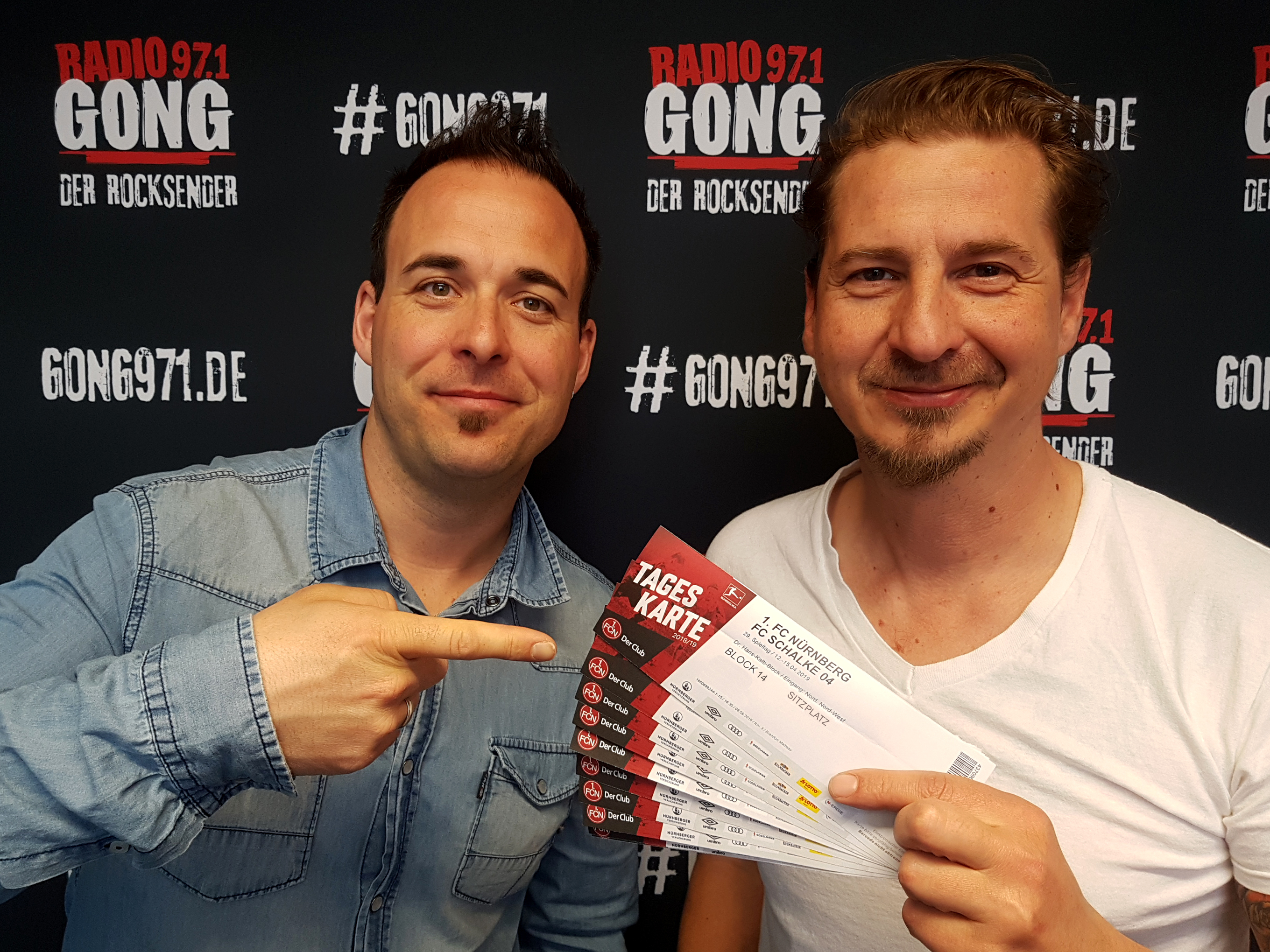 Am Donnerstag verlosen Martin Siegordner (links) und Guido Seibelt , Stadionsprecher und Morgenmoderatoren bei Radio Gong, Club-Tickets für das Spiel gegen Schalke.