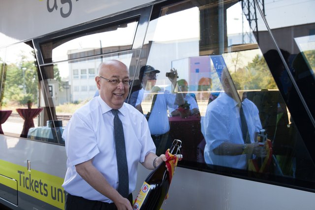 Der Eisenbahnfan Franz Stumpf - hier bei der Taufe eines Agilis-Zuges auf den Namen "Forchheim". | Foto: Roland Rosenbauer