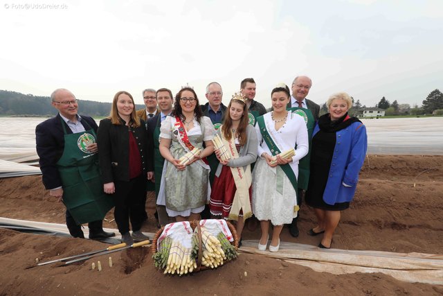 Start in die bayerische Spargelsaison 2019 in Obermichelbach.  | Foto: Udo Dreier