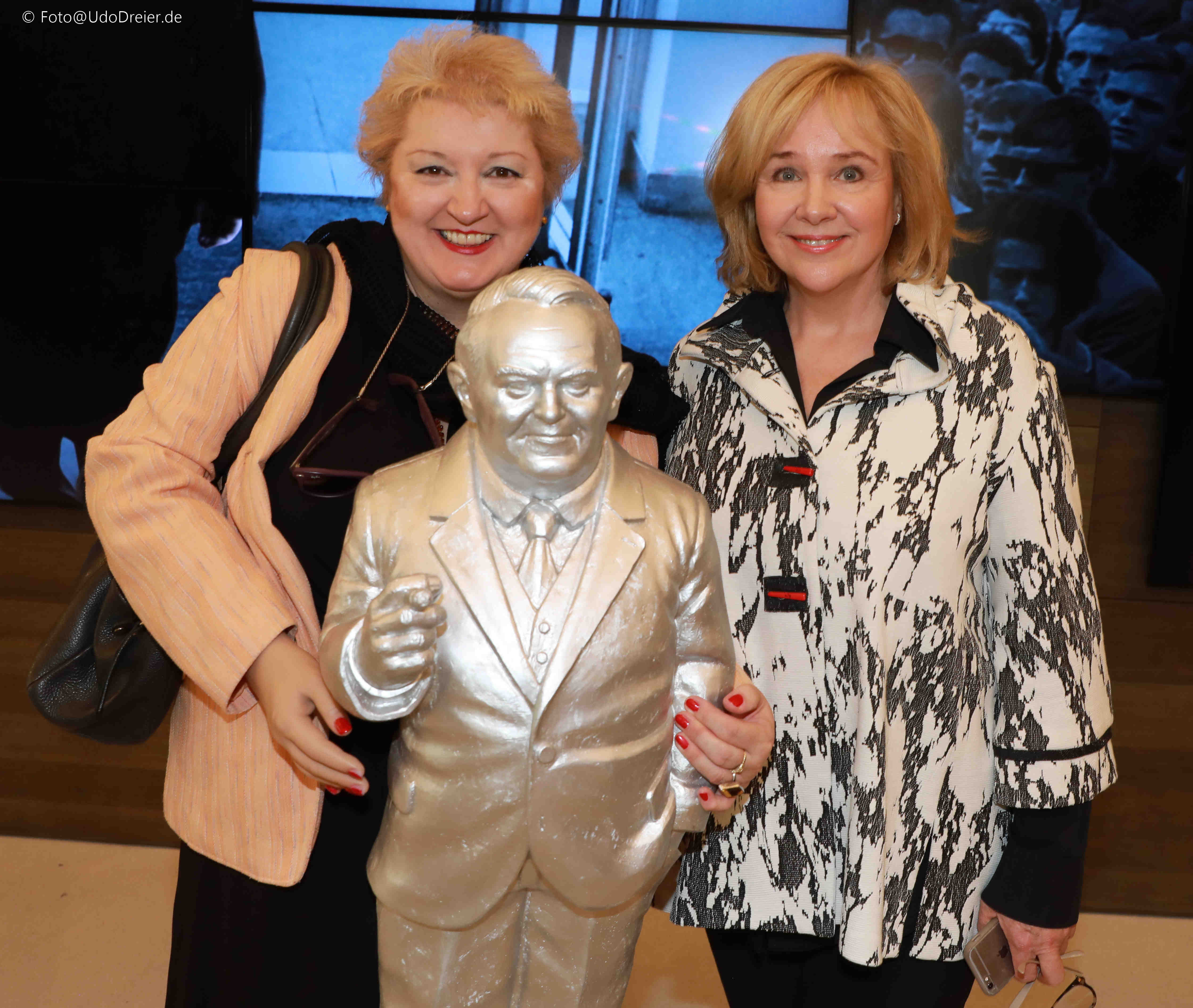 CSU-Landtagsabgeordnete Petra Guttenberger (li.) mit Evi Kurz und silbernem Ludwig Erhard.