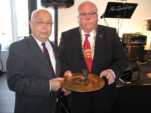 Im Juli 2015 übergab Bürgermeister Franz Streit seinem Amtskollegen den Ehrenring der Stadt Forchheim | Foto: R. Rosenbauer