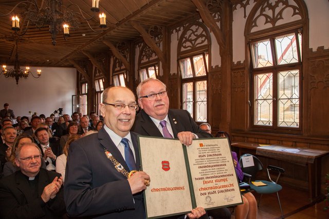 Abschied aus dem Rathaus - 2016 schied Franz Stumpf aus dem Amt des Oberbürgermeisters. Bürgermeister Franz Streit (links) überreichte ihm den Ehrenbürgerbrief der Stadt Forchheim. | Foto: Roland Rosenbauer