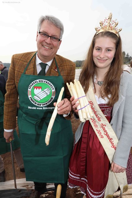 Start in die bayerische Spargelsaison 2019 in Obermichelbach.  | Foto: Udo Dreier