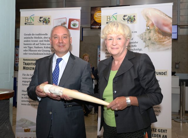 Der Zoll hatte am Nürnberger Flughafen Infostände zum Thema Artenschutz mit zahlreichen beschlagnahmten Exponaten aufgebaut. BfN-Präsidentin Prof. Dr. Beate Jessel (l.) und Direktionspräsident Jürgen Hartlich von der Generalzolldirektion informierten über Artenschutz im Urlaub auf dem Nürnberg Airport.  | Foto: Nicole Fuchsbauer