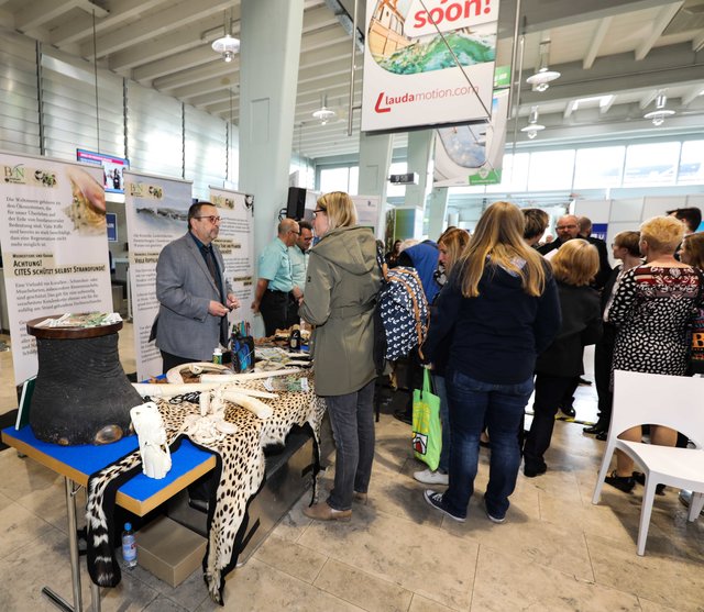 Reges Interesse an Ständen des Zolls. Gezeigt wurden artengeschützte Pflanzen und Tiere, die nicht nach Deutschland eingeführt werden dürfen.  | Foto: Nicole Fuchsbauer