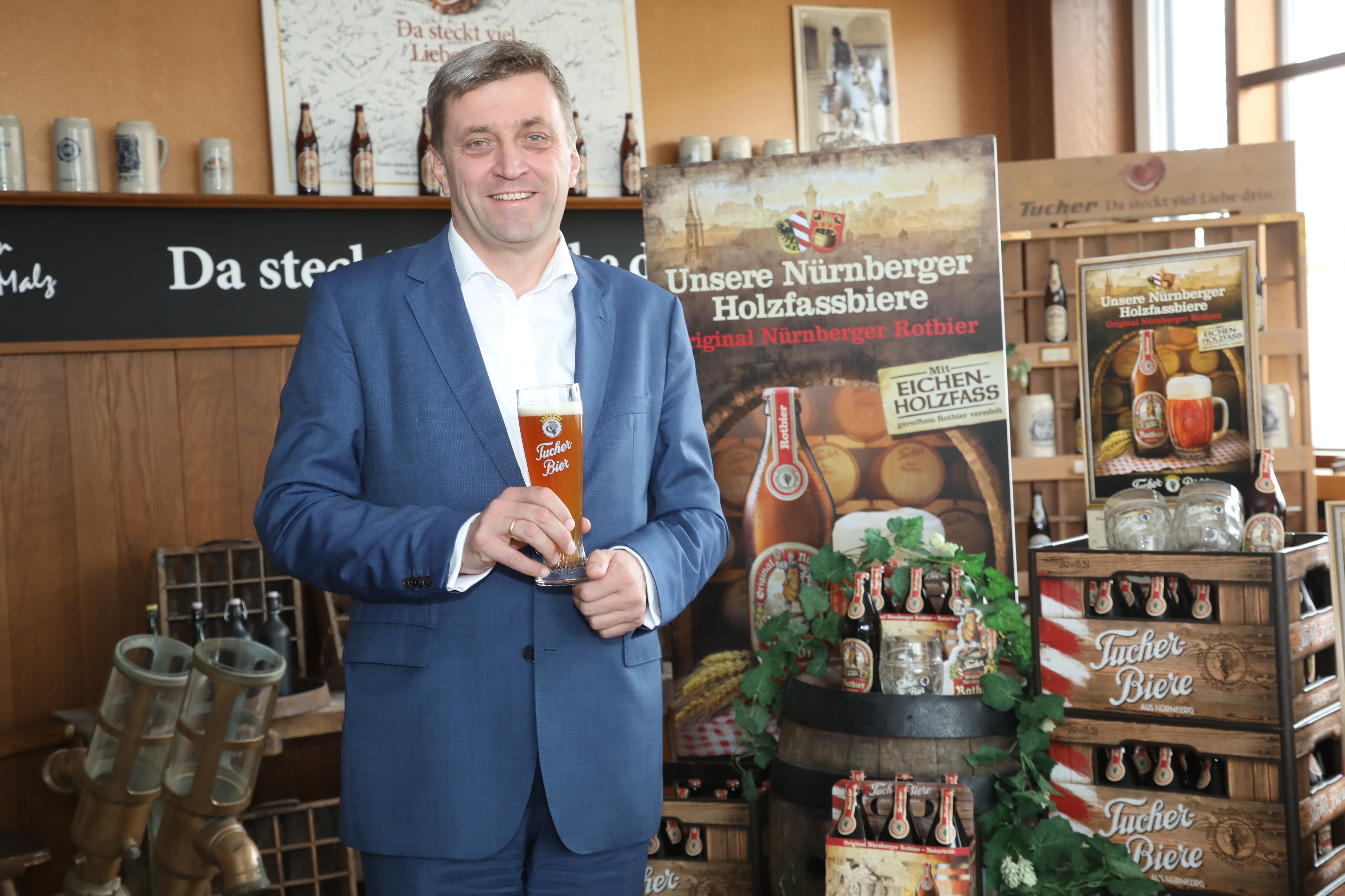 Heinz Christ mit einem Tucher Weißbier: ,,Ich bin ein Weizenfan!"