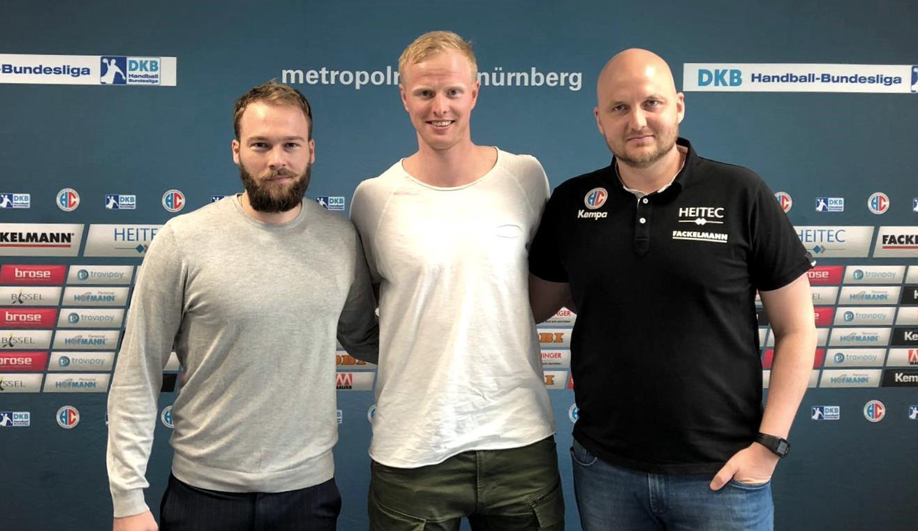 (R. Wolf, Erlangen): THW Kiel-Shootingstar Sebastian Firnhaber (Mitte) freut sich auf den HC Erlangen