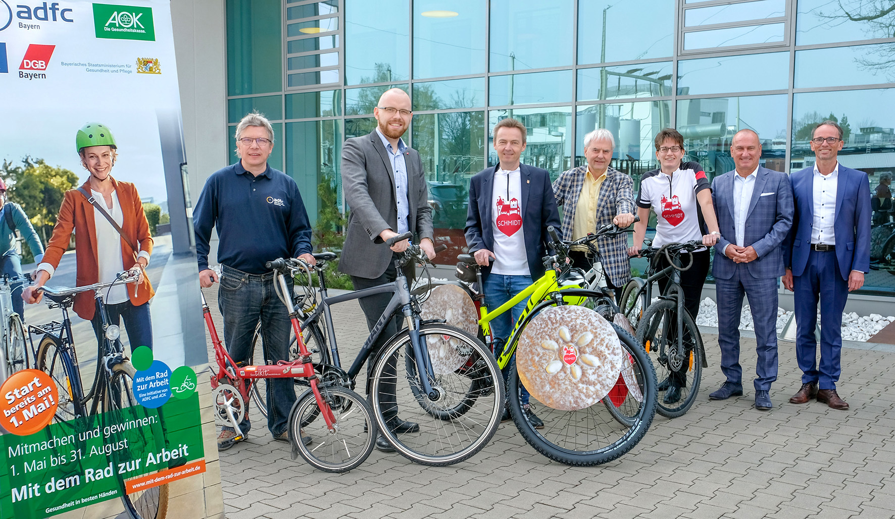 v.li.: Johannes Panse, 2. Vorsitzender des ADFC Nürnberg, Alexander Eglmaier, Regionssekretär des DGB Mittelfranken, Dr. Jürgen Brandstetter, Geschäftsführer der Firma Lebkuchen-Schmidt, Dr. Peter Pluschke, Umweltreferent der Stadt Nürnberg, Claudia Knoblich, Kfm. Leitung und Vorstandsmitglied der Firma Lebkuchen-Schmidt, Norbert Kettlitz, AOK-Direktor in Mittelfranken und Matthias Werner, Geschäftsführer der vbw Bezirksgruppe Mittelfranken, gaben gemeinsam den Startschuss für die Aktion „Mit dem Rad zur Arbeit“ 2019.