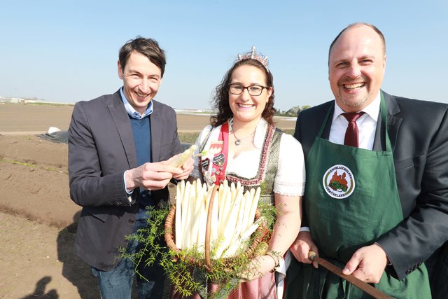 Beim Spargelanstich: Bürgermeister Christian Vogel (r.) die Knoblauchsländer Spargelprinzessin Evamarie Sippel mit Peter Höfler (l.), BBV-Kreisobmann | Foto: Udo Dreier