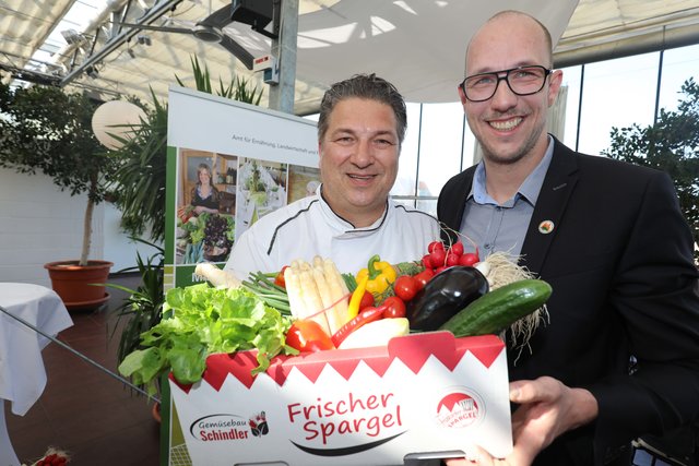 ohannes Höfler (r), 1.Vorsitzender Gemüseerzeugerverband, und Promikoch Rainer Mörtel aus Boxdorf bei der Eröffnung der Spargel- und Gemüsesaison.  | Foto: Udo  Dreier