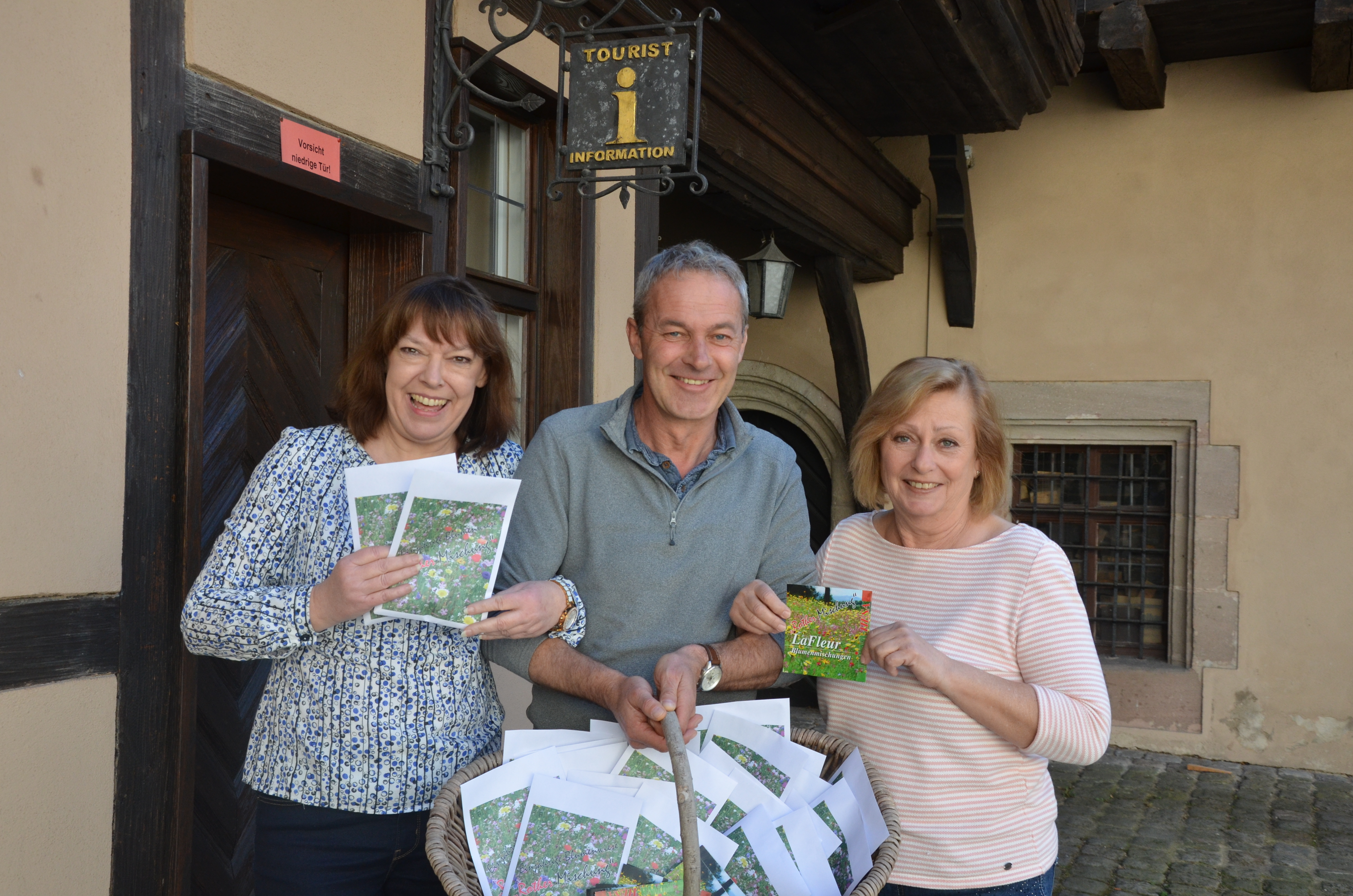 Die Mitarbeiterinnen der Tourist-Information Karin Büttner (links) und Irene Schroll sowie Stadtgärtnereileiter Horst Hirschl freuen sich auf zahlreiche Abnehmer und Bienenfreunde.