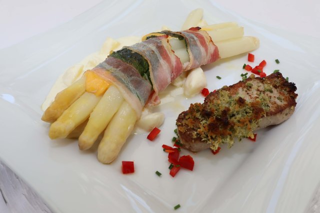 Spargel Bernerstyle (Butterspargel in Speck Bärlauch und Käse gewickelt) auf Kartoffel Sauerrahm-Ragout    | Foto: Udo Dreier