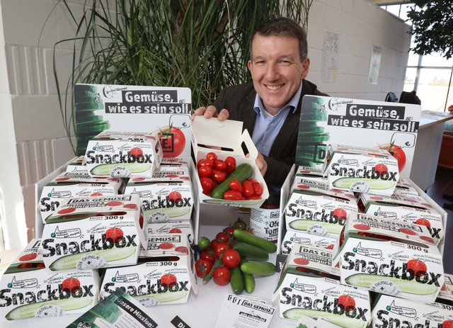 Neuheit aus dem Knoblauchsland ohne Plastikverpackung: Udo Scheindel stellt die ,,Snackbox" aus Papier, gefüllt mit Mini-Tomaten und Mini-Gurken, vor. Die Snackbox kann man über das Internet bestellen: www.das-gemuese.de | Foto: Udo Dreier