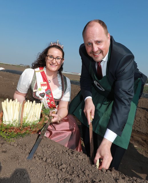 Spargelanstich mit Bürgermeister Christian Vogel und der Knoblauchsländer Spargelprinzessin Evamarie Sippel. | Foto: Udo Dreier