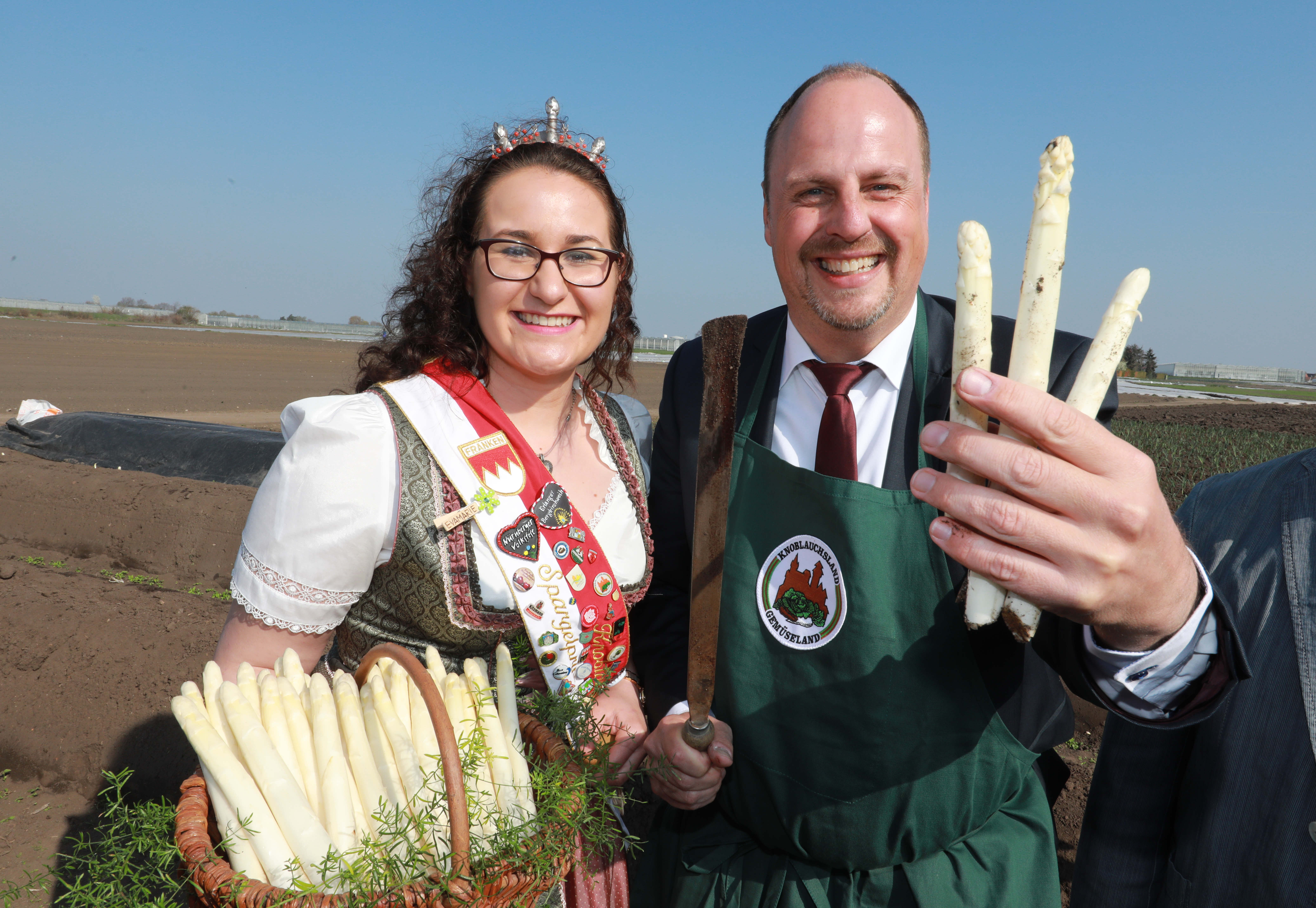 Spargelanstich mit Bürgermeister Christian Vogel und der Knoblauchsländer Spargelprinzessin Evamarie Sippel.