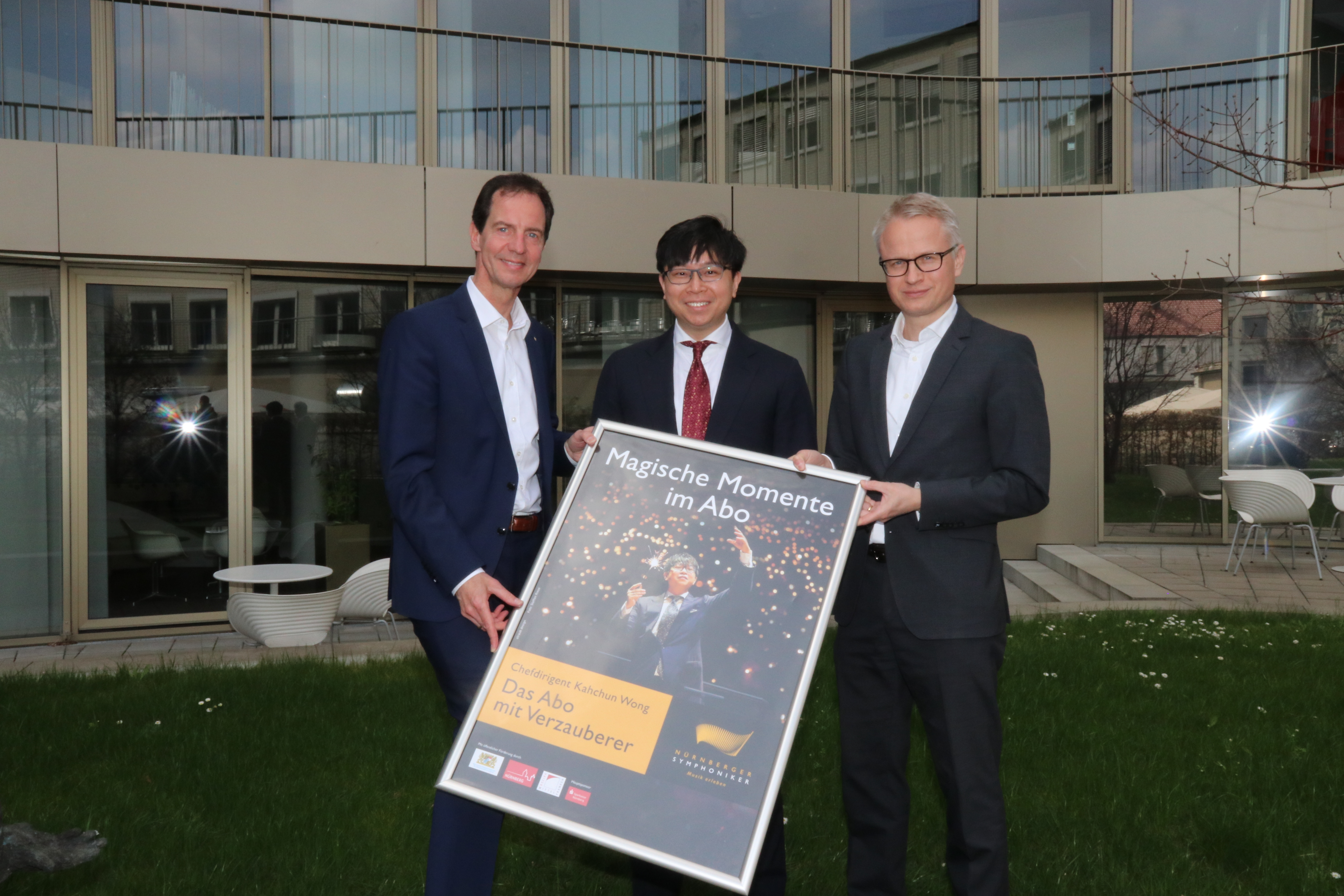 Symphoniker-Intendant Lucius A. Hemmer (l.), Chefdirigent Kahchun Wong (M.) und Dr. Michael Kläver, Stellvertretendes Vorstandsmitglied der Sparkasse Nürnberg.