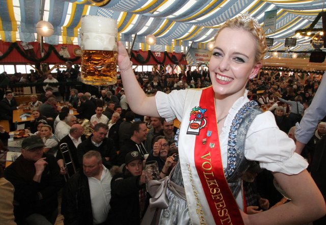 Volksfestkönigin Carina (Bild)  hat ihre Aufgabe nach vier Jahren an Christina Späth übergeben.  | Foto: Udo Dreier