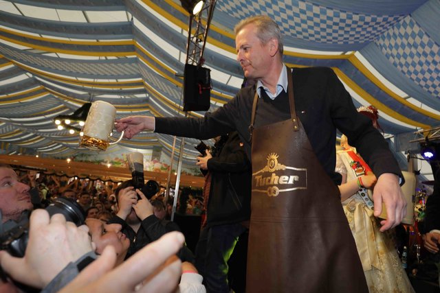 Oberbürgermeister Ulrich Maly beim letzten Frühjahrsfest-Anstich.  | Foto: Udo Dreier