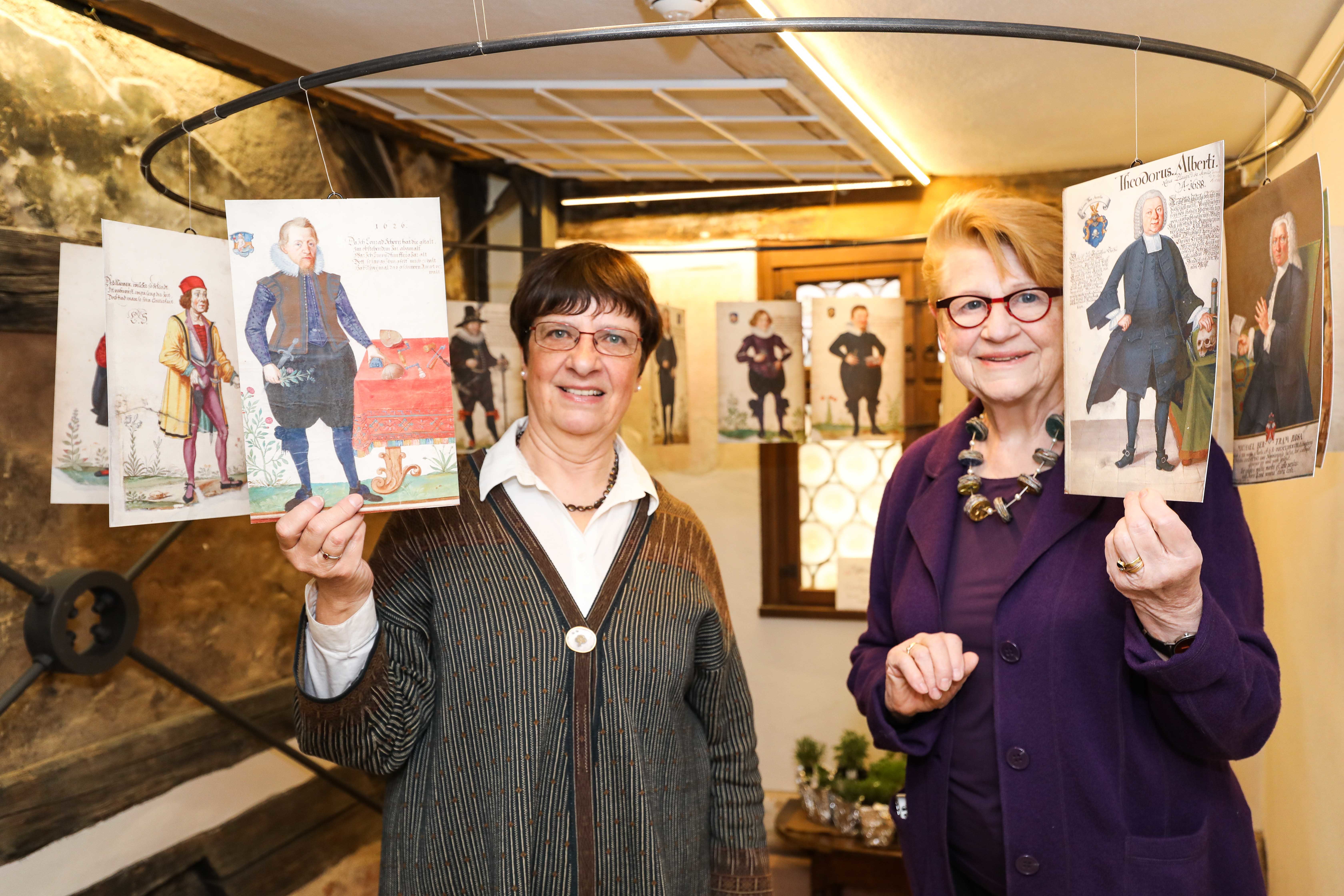 Barbara Häublein (l.) und Inge Lauterbach von den Altstaddtfreunden zeigen einen besonderen Teil der neuen Ausstellung: Das Geschworenenbuch der Bader von 1626 (Germanisches Nationalmuseum) in einem Karussell, so dass die einzelnen Blätter der Meister genau betrachtet werden können.