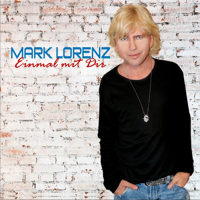 ,,Einmal mit Dir“ – so lautet der vielversprechende Titel der neuen CD von Schlagerstar Mark Lorenz. Der flotte Foxtrott wurde von Norbert Beyrerlein komponiert und im Daxhill Studio in München produziert. Der Text stammt aus der Feder von Werner Schüler, Gründer des Daxhill Labels und Produzent sämtlicher Jürgen Drews Titel. Erschienen ist die Scheibe bei ,,da musik". ,,Eine hitverdächtige Nummer“, so der Moderator Fred Bühne von Radio FFR, bei dem der Mark Lorenz-Titel auf Anhieb den 1. Platz in der Schlagerparade belegte. | Foto: Cover/Mark Lorenz