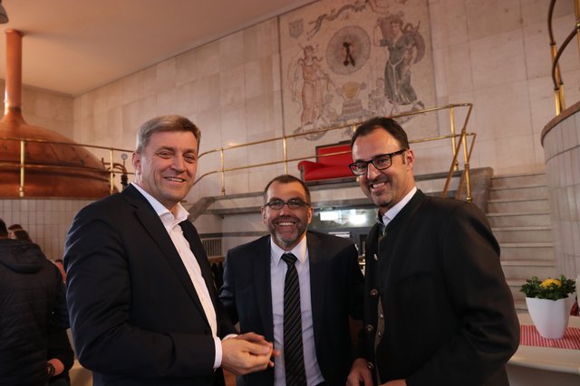 Bierprobe: Tucher Geschäftsführer Hein Christ (l.), und Tucher Gastronomiedirektor Jörg Träger (r.) mit Nürnbergs Finanzreferent Harald Riedel. | Foto: John R. Braun