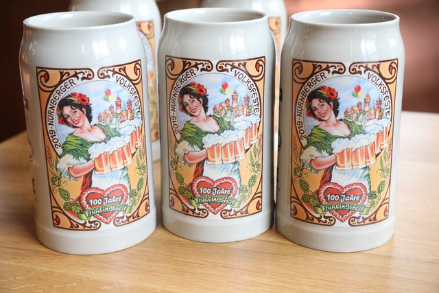 Das Festkrugmotiv 2019 steht ganz im Zeichen der Burg. Der Siegerentwurf stammt von Joseph Zehner aus Eggolsheim. Die Sonderedition ist erstmals am Tag des Bieres (23. April) erhältlich und kostet 9,90 Euro, gefüllt mit Festbier. Für je 5,90 Euro wird der Krug immer wieder nachgefüllt. 
 | Foto: Jürgen Friedrich